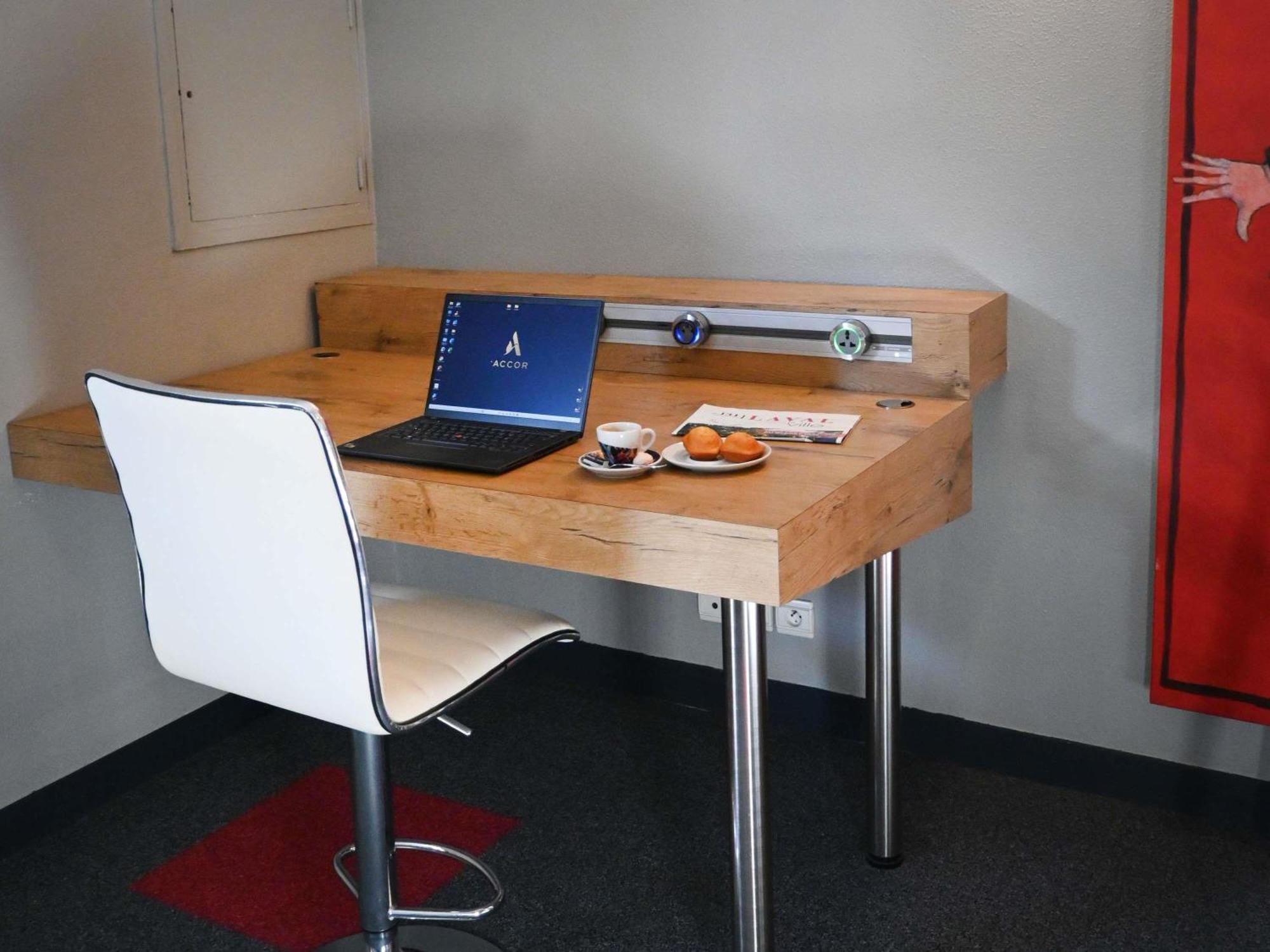 Ibis Laval Le Relais D'Armor Hotel Change  Bagian luar foto