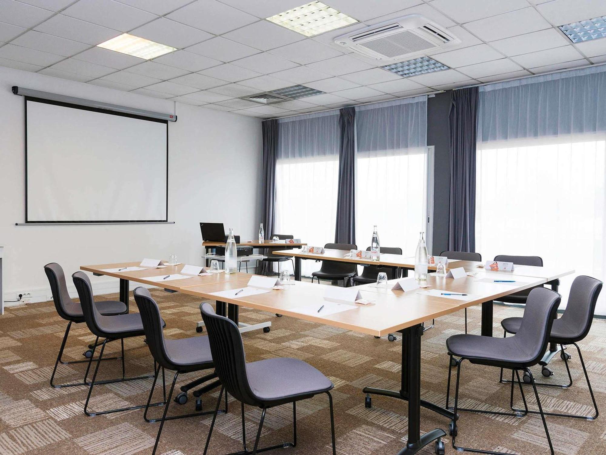 Ibis Laval Le Relais D'Armor Hotel Change  Bagian luar foto
