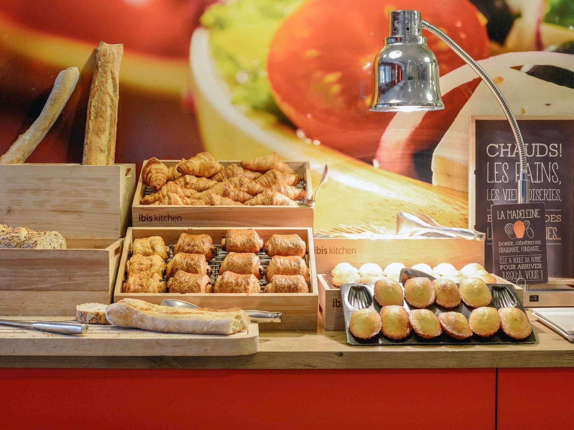 Ibis Laval Le Relais D'Armor Hotel Change  Bagian luar foto