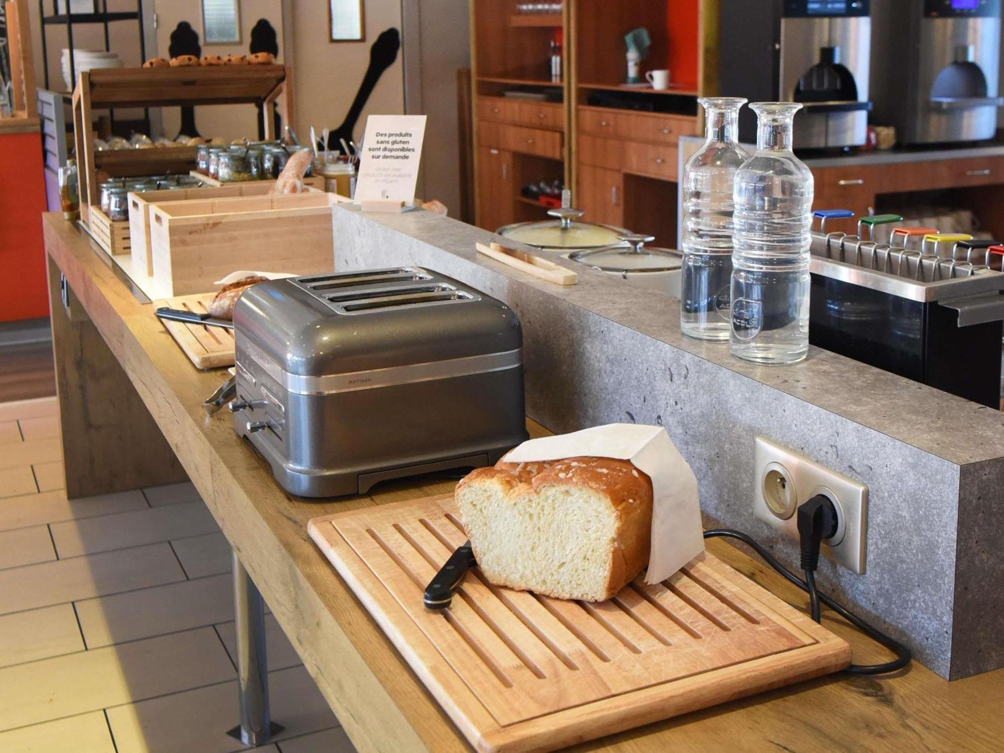 Ibis Laval Le Relais D'Armor Hotel Change  Bagian luar foto